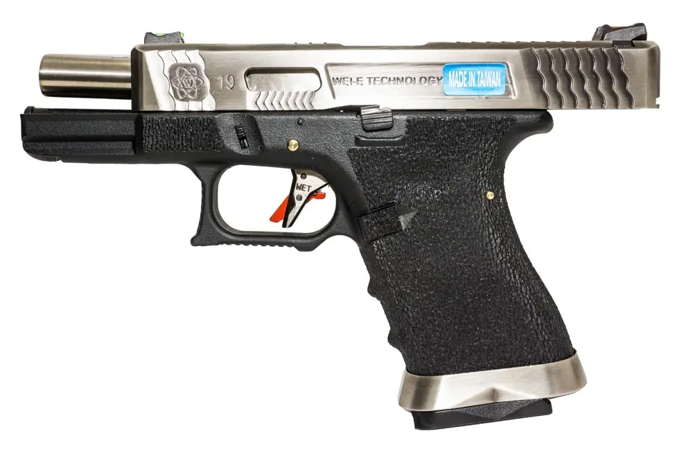 Страйкбольный пистолет WE Glock 17 G-Force (WE-G001WET-7) — чёрная рамка, хромированный слайд и ствол