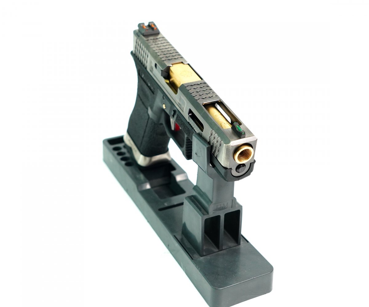 Страйкбольный пистолет WE Glock-17 G-Force, черная рамка, серебр. затвор, золот. ствол