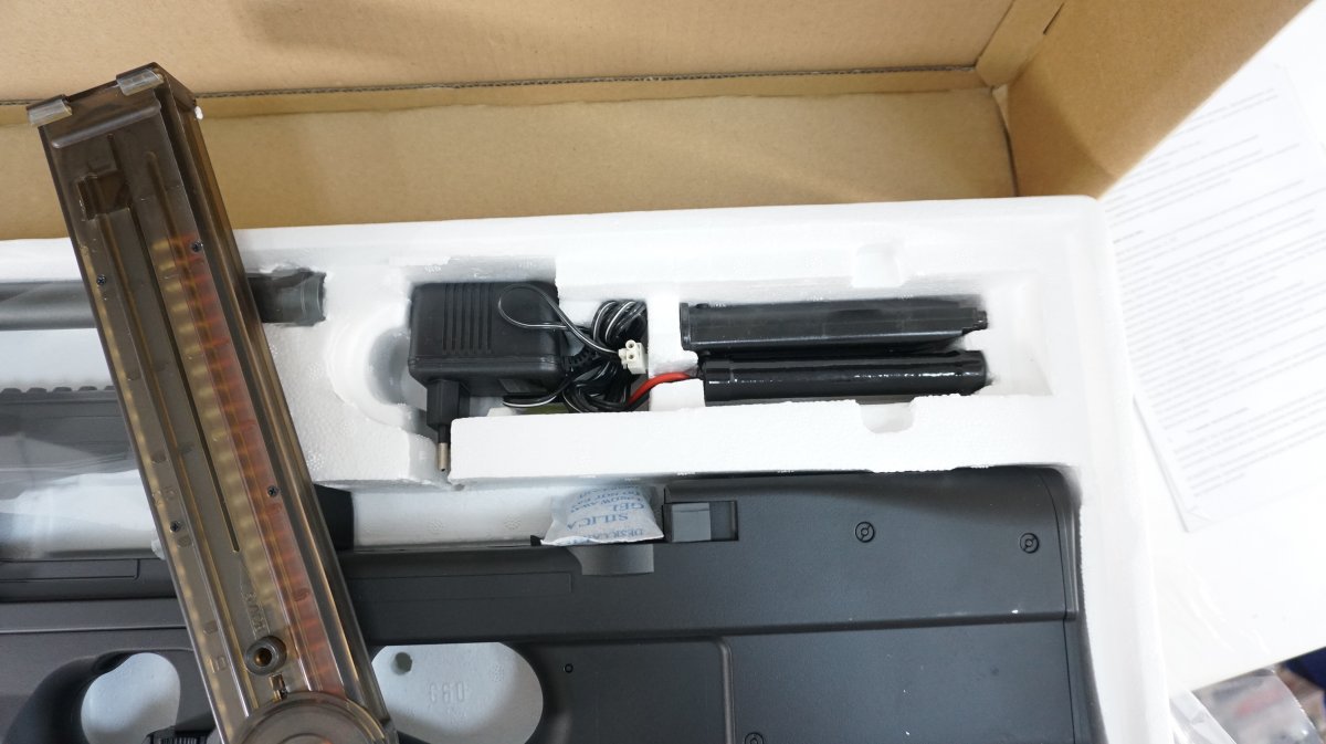 Страйкбольный пистолет-пулемет Cyma FN P90, с удлиненным стволом (CM.060A)