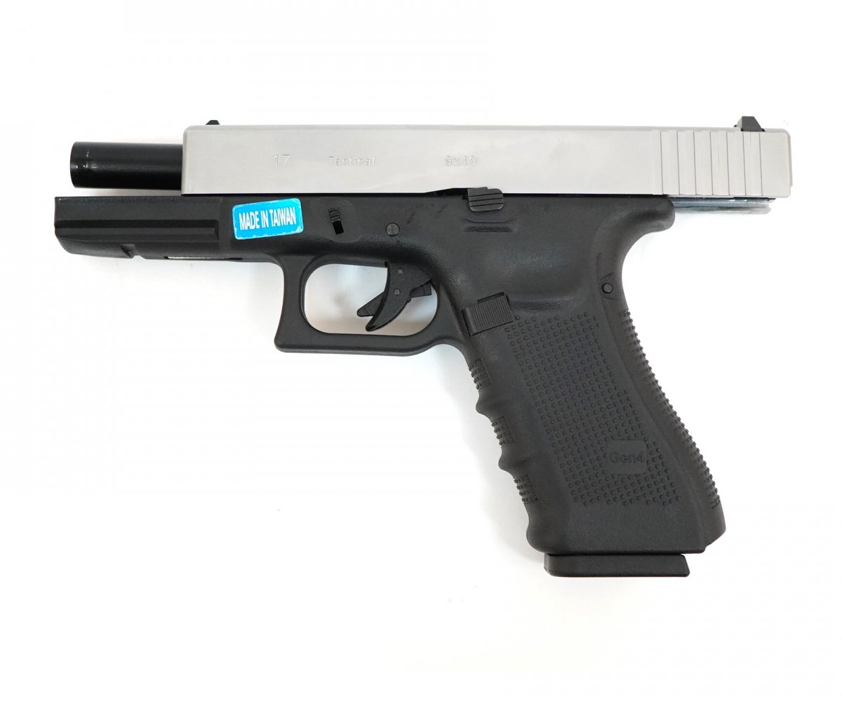 Страйкбольный пистолет WE Glock-17 Gen.4 Silver, сменные накладки (WE-G001B-SV)