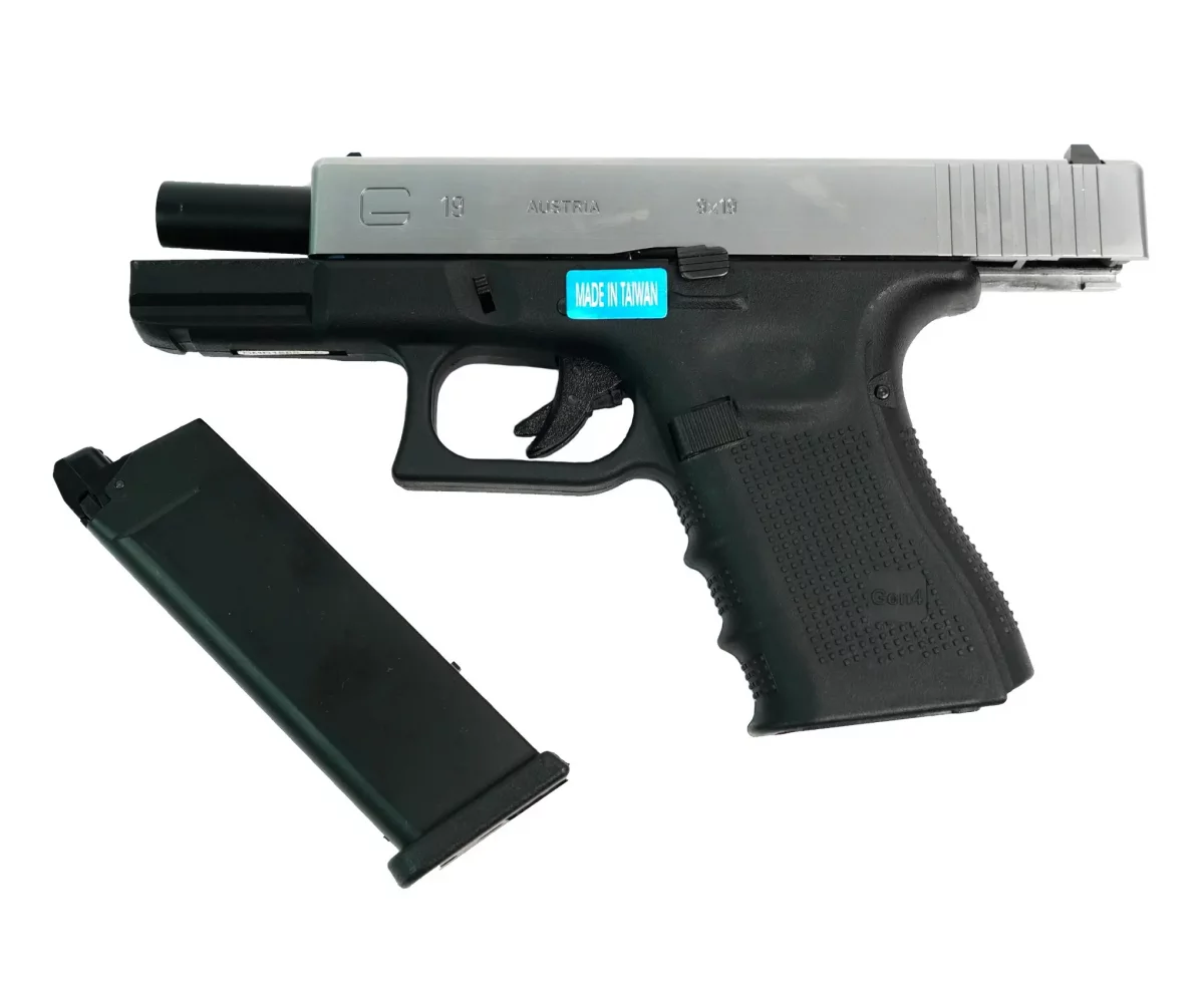Страйкбольный пистолет WE Glock 19 Gen4 (WE-G003B-SV) — серебристый слайд, GBB, 6 мм