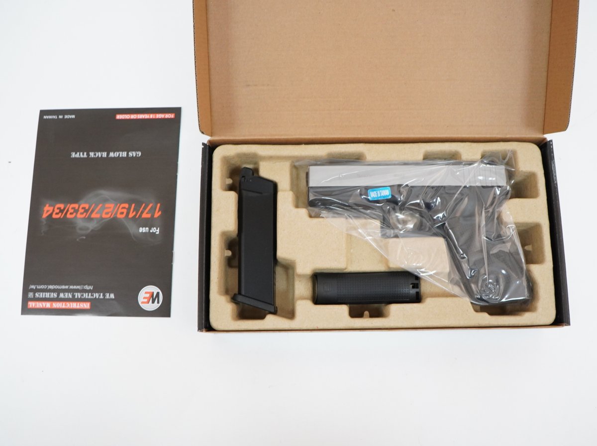 Страйкбольный пистолет WE Glock-17 Gen.4 Silver, сменные накладки (WE-G001B-SV)