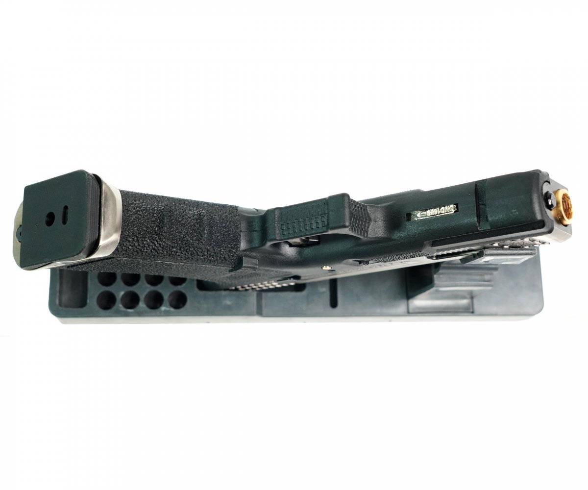 Страйкбольный пистолет WE Glock-17 G-Force, черная рамка, серебр. затвор, золот. ствол