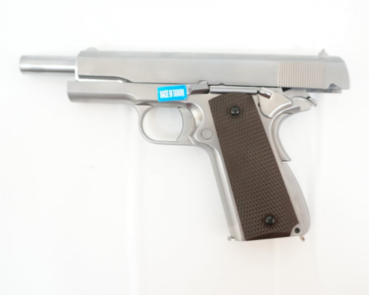 Страйкбольный пистолет WE Colt M1911A1 Silver, коричневые накладки (WE-E006A)