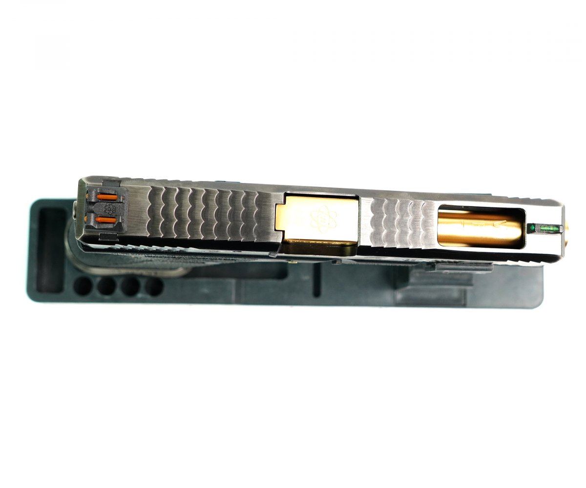 Страйкбольный пистолет WE Glock-17 G-Force, черная рамка, серебр. затвор, золот. ствол