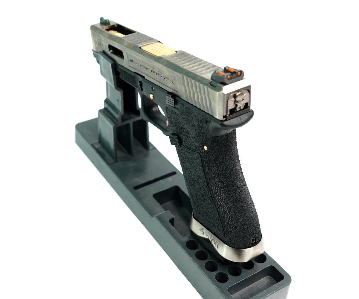 Страйкбольный пистолет WE Glock-17 G-Force, черная рамка, серебр. затвор, золот. ствол