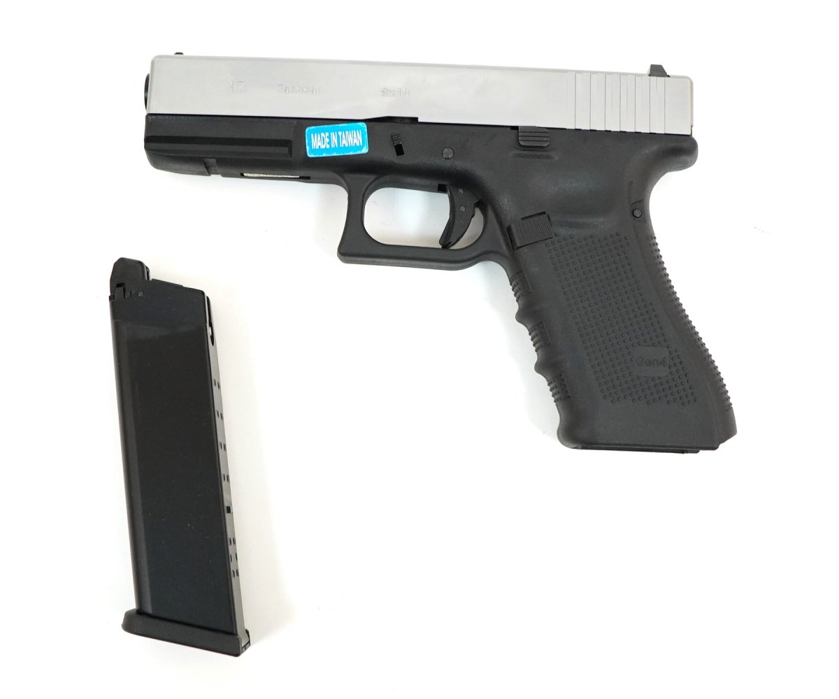 Страйкбольный пистолет WE Glock-17 Gen.4 Silver, сменные накладки (WE-G001B-SV)