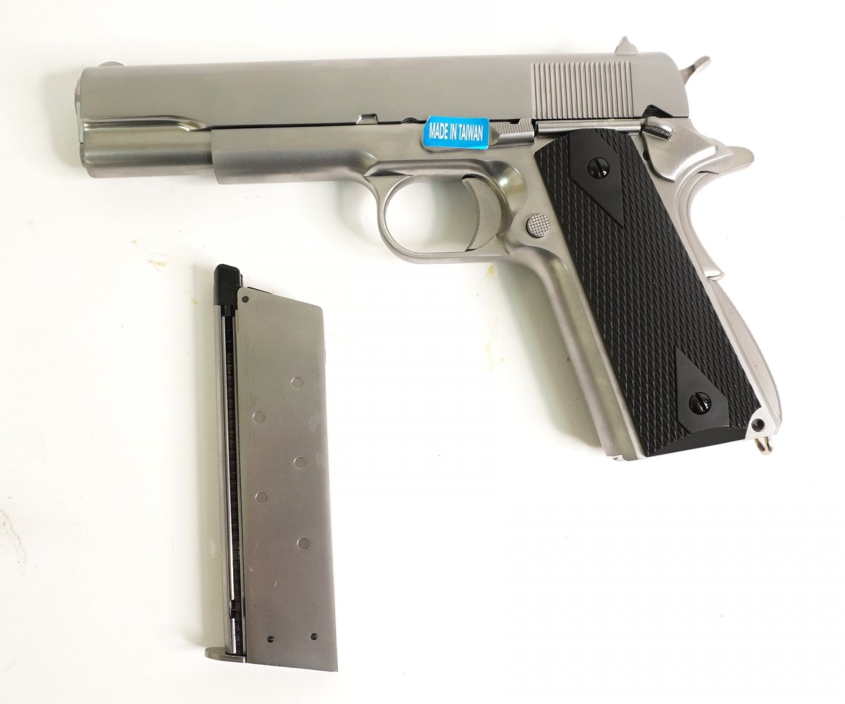 Страйкбольный пистолет WE Colt M1911A1 Silver, черные накладки (WE-E006B TAC)